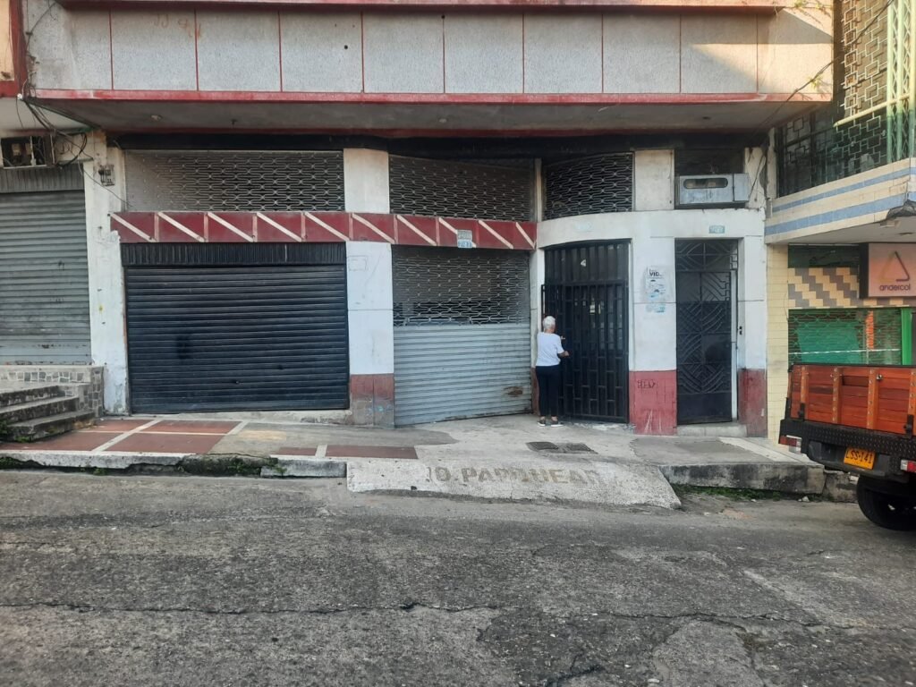 VIVIENDA DE TRES PISOS CON DOS LOCALES COMERCIALES Y TERRAZA – BARRIO PUEBLO NUEVO image 2
