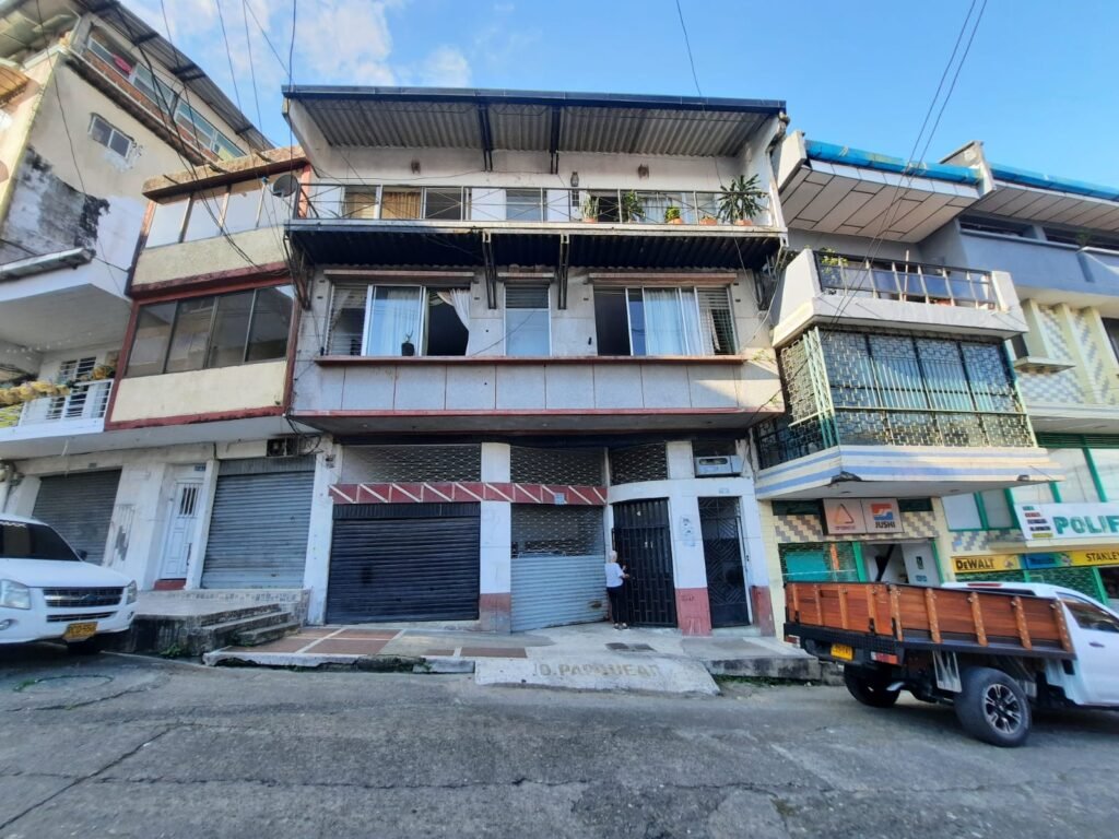 VIVIENDA DE TRES PISOS CON DOS LOCALES COMERCIALES Y TERRAZA – BARRIO PUEBLO NUEVO image 1