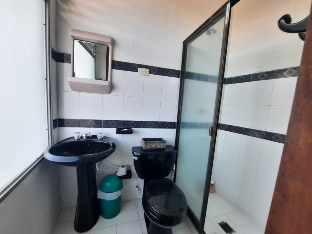 VIVIENDA DE TRES PISOS CON DOS LOCALES COMERCIALES Y TERRAZA – BARRIO PUEBLO NUEVO image 5