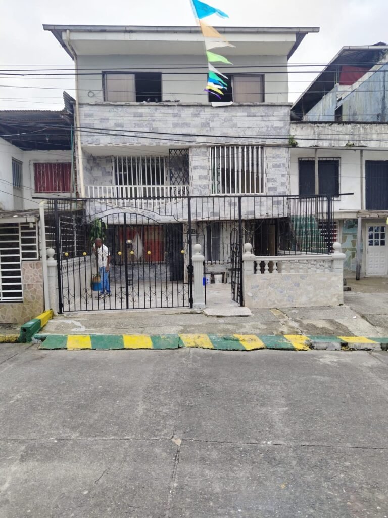 VIVIENDA TRES PISOS – Barrio El Cristal image 1